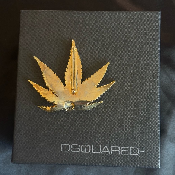 ***SOLD*** DSQUARED2 Spring Summer 2005 marijuana leaf plaque brooch - Picture 5 of 8